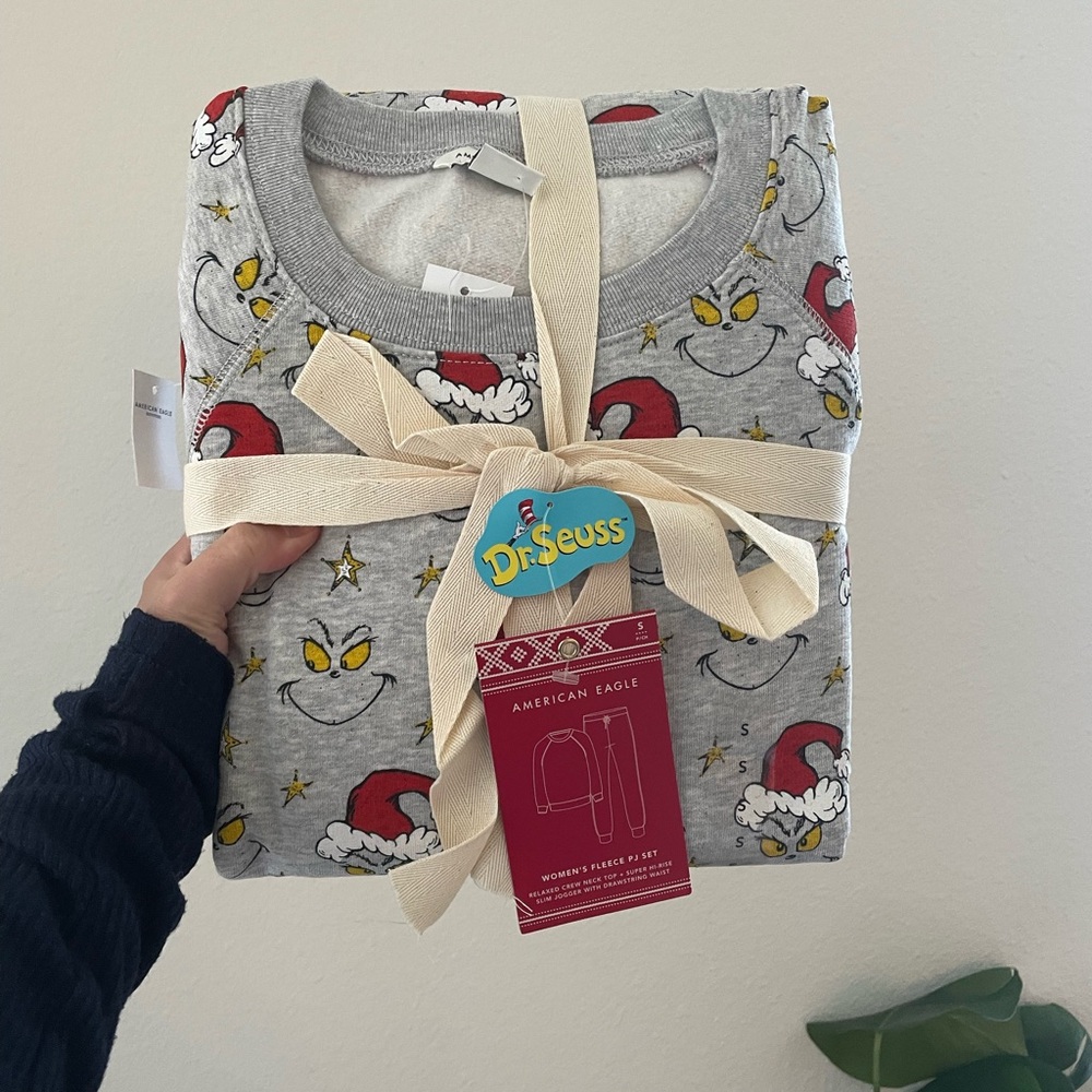 NWT American Eagle Grinch Pajama Set